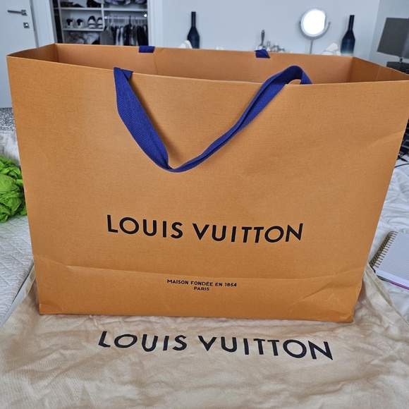 Statement piece- Louis Vuitton Broadway bag. Excellent Condition!!! main image 3